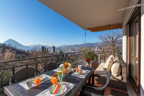 Appartamento familiare, camere multiple, 2 bagni, lato montagna (Chiara's Home) | Ristorazione all'aperto