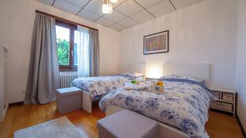 Familienapartment, Mehrere Schlafzimmer, 2 Bäder, Bergseite (Chiara's Home) | 2 Schlafzimmer, Bügeleisen/Bügelbrett, kostenloses WLAN, Bettwäsche