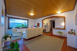 Căn hộ dành cho gia đình, nhiều phòng ngủ, 2 phòng tắm, cạnh núi (Chiara's Home) | Khu phòng khách | TV màn hình phẳng 22-inch có truyền hình kỹ thuật số, TV, đầu đĩa DVD 