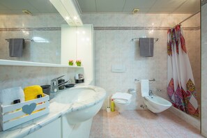Appartement Familial, plusieurs chambres, 2 salles de bains, cÎté montagne (Chiara's Home) | Salle de bain | Baignoire et douche séparées, douche à « effet pluie », sÚche-cheveux