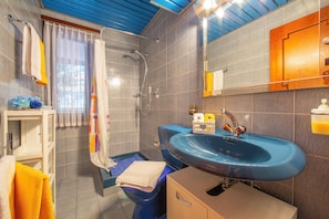Family Apartment, 2 Bedrooms, 2 Bathrooms, Mountainside (Chiara's Home) | Bathroom