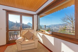 Căn hộ dành cho gia đình, nhiều phòng ngủ, 2 phòng tắm, cạnh núi (Chiara's Home) | Khu phòng khách | TV màn hình phẳng 22-inch có truyền hình kỹ thuật số, TV, đầu đĩa DVD 