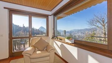 Family Apartment, 2 Bedrooms, 2 Bathrooms, Mountainside (Chiara's Home) | Interior