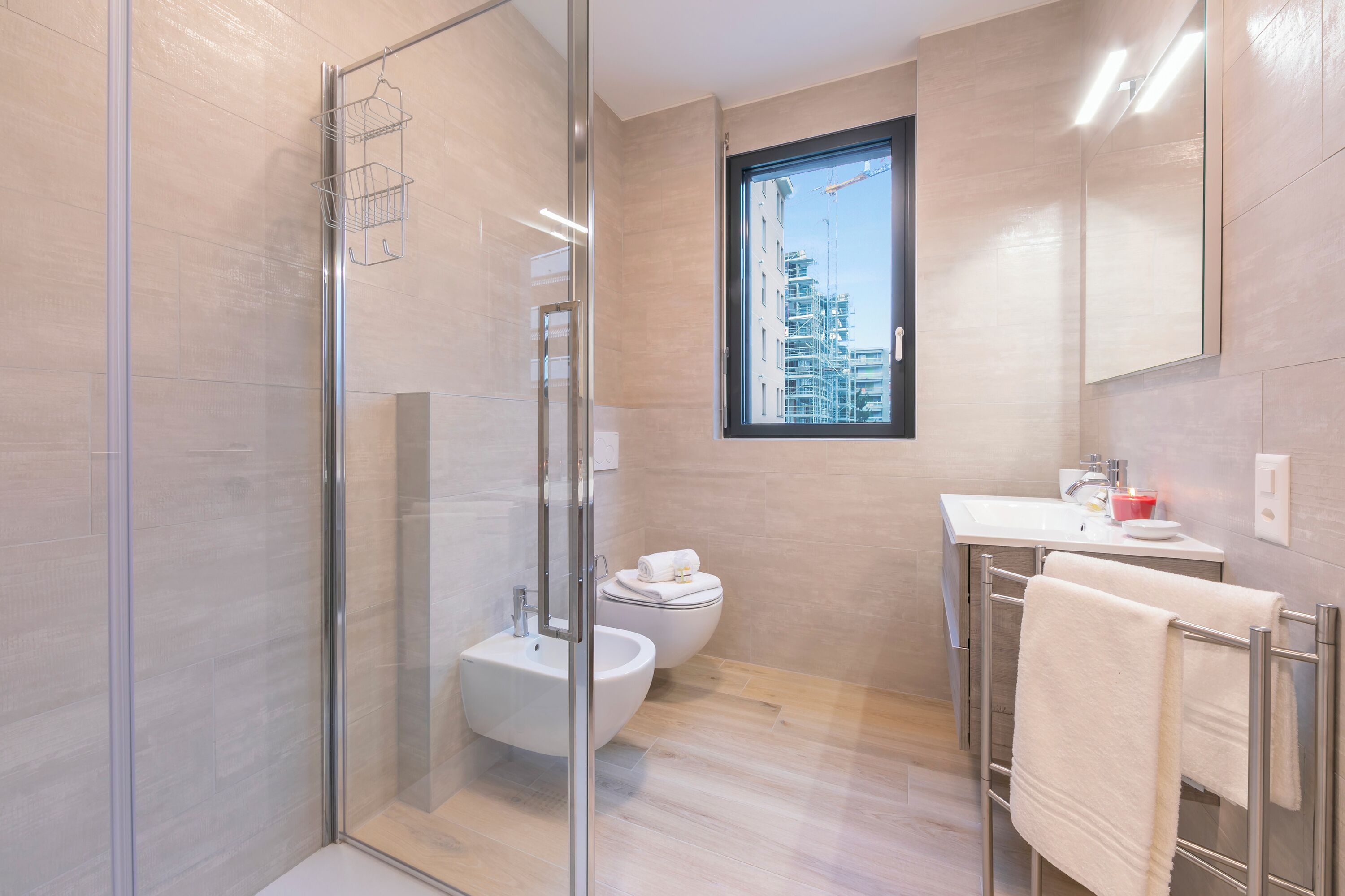 Shower, rainfall showerhead, free toiletries, hair dryer