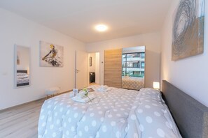 1 dormitorio, tabla de planchar con plancha, ropa de cama