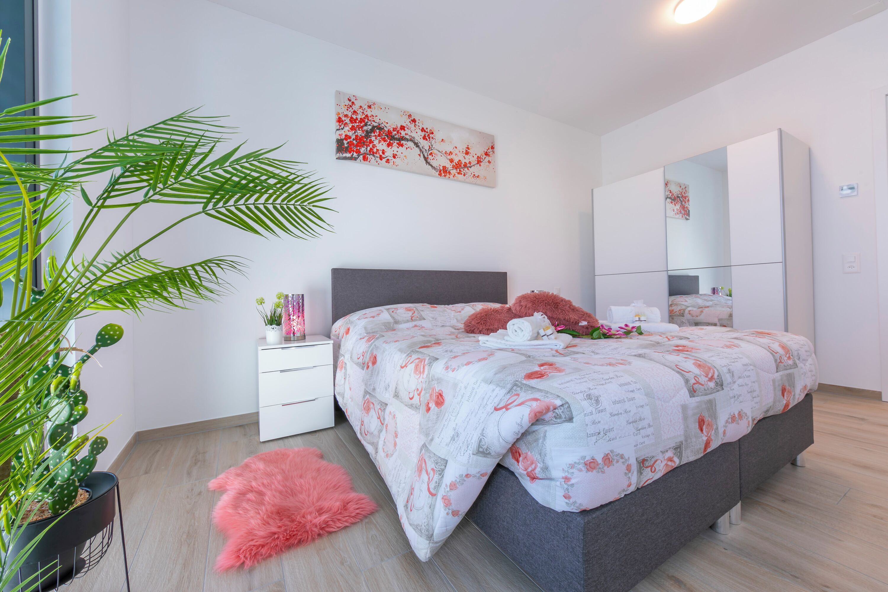 Family Apartment, Multiple Bedrooms (Charming Home)