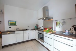 Fridge, microwave, oven, stovetop - Franklin House (Lugano)