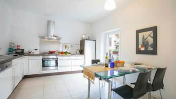 Apartemen Keluarga, 2 kamar tidur, 2 kamar mandi (Franklin House) | Dapur pribadi | Microwave, oven, kompor, dan mesin pencuci piring