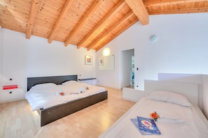 Family Apartment, Multiple Bedrooms, 2 Bathrooms (Franklin House) | 2 bedrooms, individually decorated, individually furnished