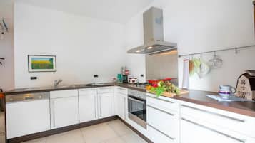 Family Apartment, Multiple Bedrooms, 2 Bathrooms (Franklin House) | Private kitchen | Fridge, microwave, oven, stovetop