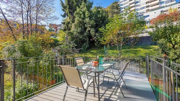 Family Apartment, Multiple Bedrooms, 2 Bathrooms (Franklin House) | Outdoor dining