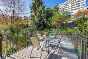 Family Apartment, Multiple Bedrooms, 2 Bathrooms (Franklin House) | Outdoor dining