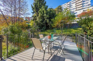 Family Apartment, 2 Bedrooms, 2 Bathrooms (Franklin House with Private Garden) | Outdoor dining