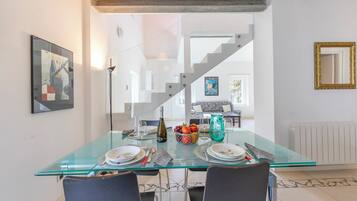 Family Apartment, Multiple Bedrooms, 2 Bathrooms (Franklin House) | Dining