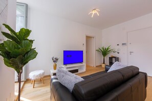 Appartement Familial, plusieurs chambres (Heart of Lugano) | Coin séjour | Télévision à écran plat de 22 pouces avec chaînes numériques, télévision