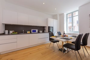Perhehuoneisto, 1 makuuhuone, parveke (Heart of Lugano) | Ruokailu