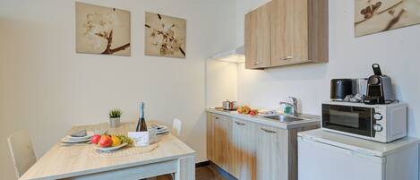 Fridge, microwave, stovetop, coffee/tea maker