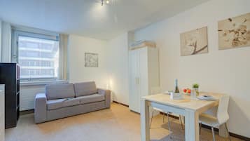 Familie-studiolejlighed - mikrobølgeovn (Home Magnolia Studio in Castagnola) | Opholdsområde | 22-tommers tv med kabelkanaler