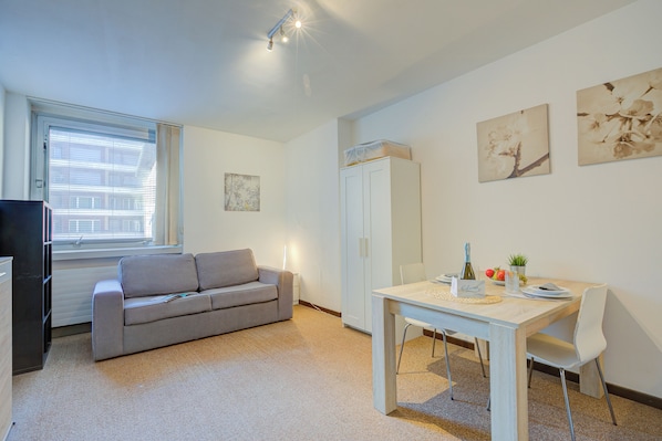 Family Studio (Home Magnolia) | Living area | 22-inch flat-screen TV with cable channels, TV
