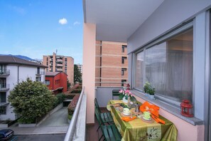 Family Apartment, Multiple Bedrooms (Kiki House) | Outdoor dining
