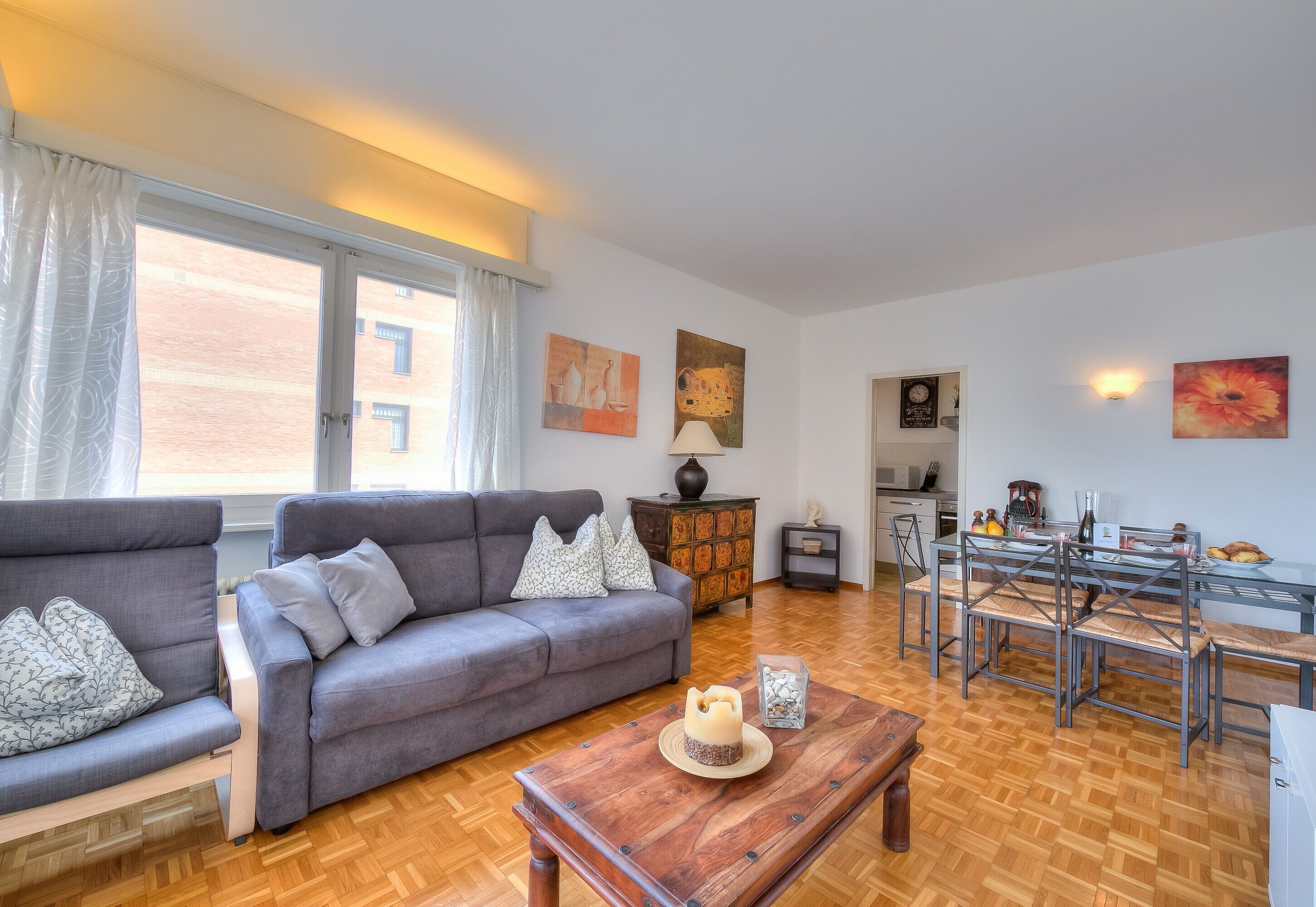 ファミリー アパートメント ベッドルーム (複数) (Kiki House) | リビング エリア | 22 インチの薄型テレビ (デジタル放送視聴可)、テレビ