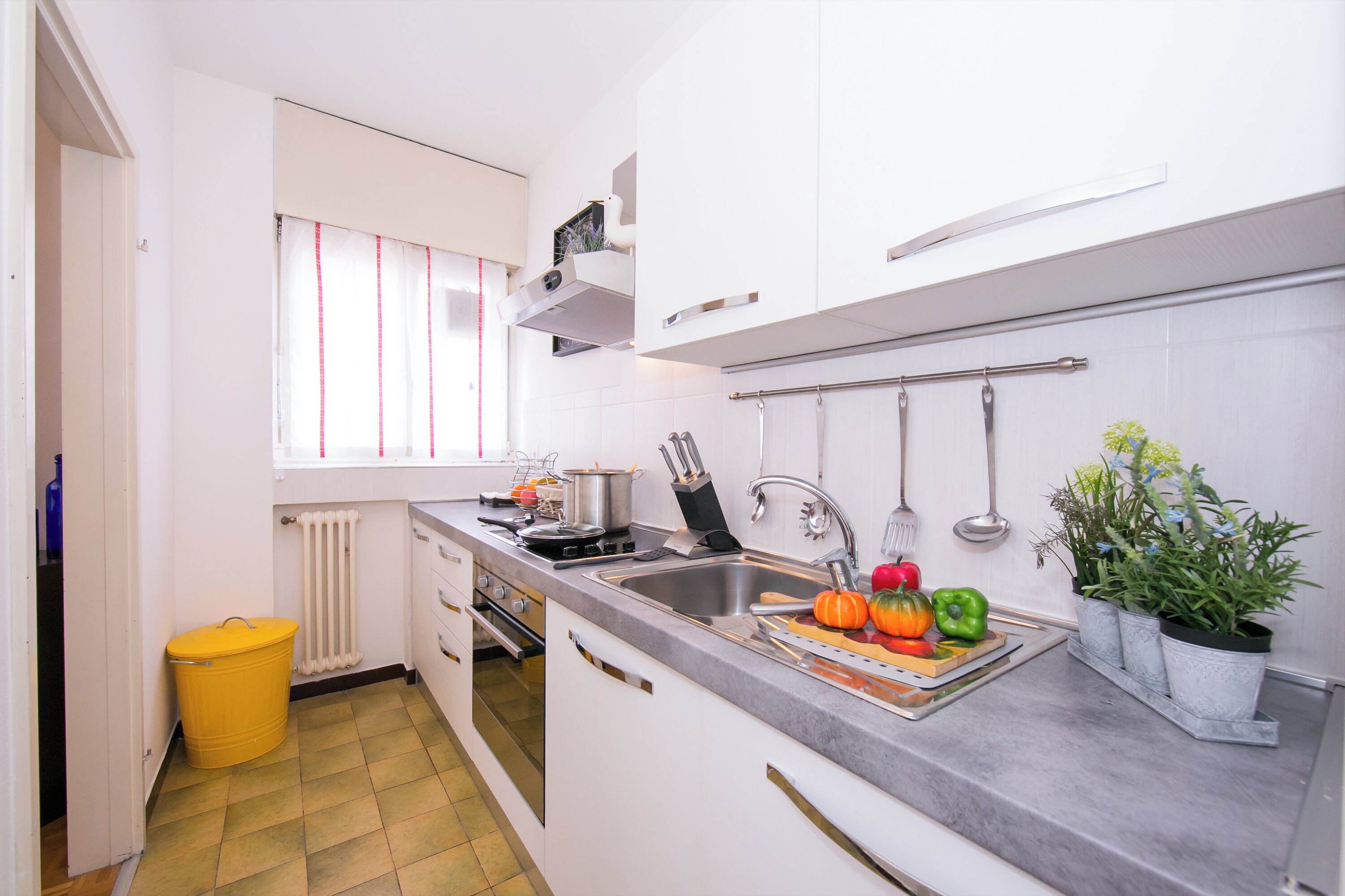 Familie appartement, meerdere slaapkamers (Kiki House) | Privékeuken | Een koelkast/vriezer, een magnetron, een oven, een kookplaat