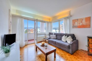 Family Apartment, Multiple Bedrooms (Kiki House) | Living area