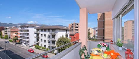 Familienapartment, 1 Schlafzimmer, Mikrowelle (Kiki House) | Speisen im Freien