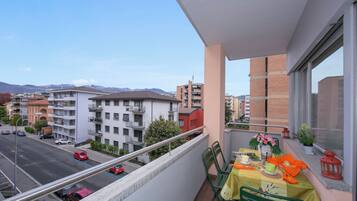 Familienapartment, Mehrere Schlafzimmer (Kiki House) | Speisen im Freien