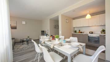 Family Apartment, Multiple Bedrooms, 2 Bathrooms (Laguna di Lugano) | Dining