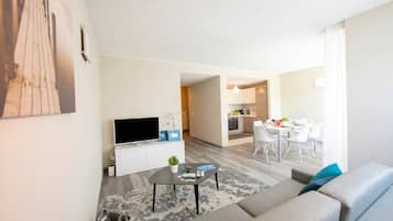 Family Apartment, 3 Bedrooms, 2 Bathrooms (Laguna di Lugano) | Ruang tamu | 22 inci televisyen skrin rata dengan digital, TV, pemain DVD