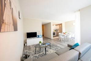 Family Apartment, 3 Bedrooms, 2 Bathrooms (Laguna di Lugano) | Ruang tamu | 22 inci televisyen skrin rata dengan digital, TV, pemain DVD