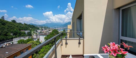Familienapartment, Mehrere Schlafzimmer, 2 Bäder (Laguna di Lugano) | Speisen im Freien