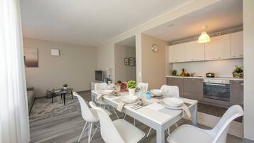 Family Apartment, 3 Bedrooms, 2 Bathrooms (Laguna di Lugano) | Tempat makan