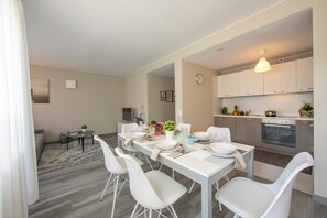 Family Apartment, 3 Bedrooms, 2 Bathrooms (Laguna di Lugano) | Tempat makan