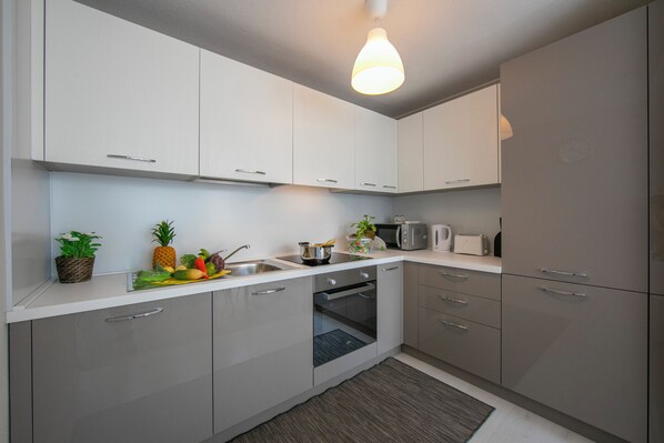 Family Apartment, Multiple Bedrooms, 2 Bathrooms (Laguna di Lugano) | Private kitchen