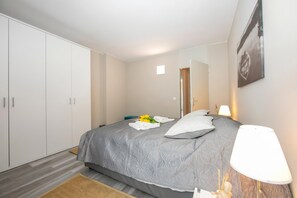 Familienapartment, Mehrere Schlafzimmer, 2 Bäder (Laguna di Lugano) | 3 Schlafzimmer, Bügeleisen/Bügelbrett, kostenloses WLAN, Bettwäsche