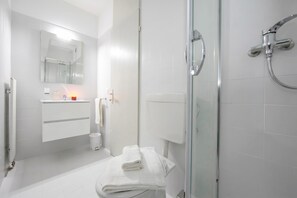 Căn hộ dành cho gia đình, nhiều phòng ngủ, 2 phòng tắm (Laguna di Lugano) | Phòng tắm | Bồn tắm và buồng tắm vòi sen riêng, vòi sen phun mưa, máy sấy tóc 