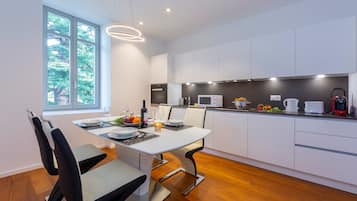 Appartement Familial, 1 chambre (Love of Lugano) | Cuisine privée | Grand réfrigérateur, micro-ondes, four, plaque de cuisson