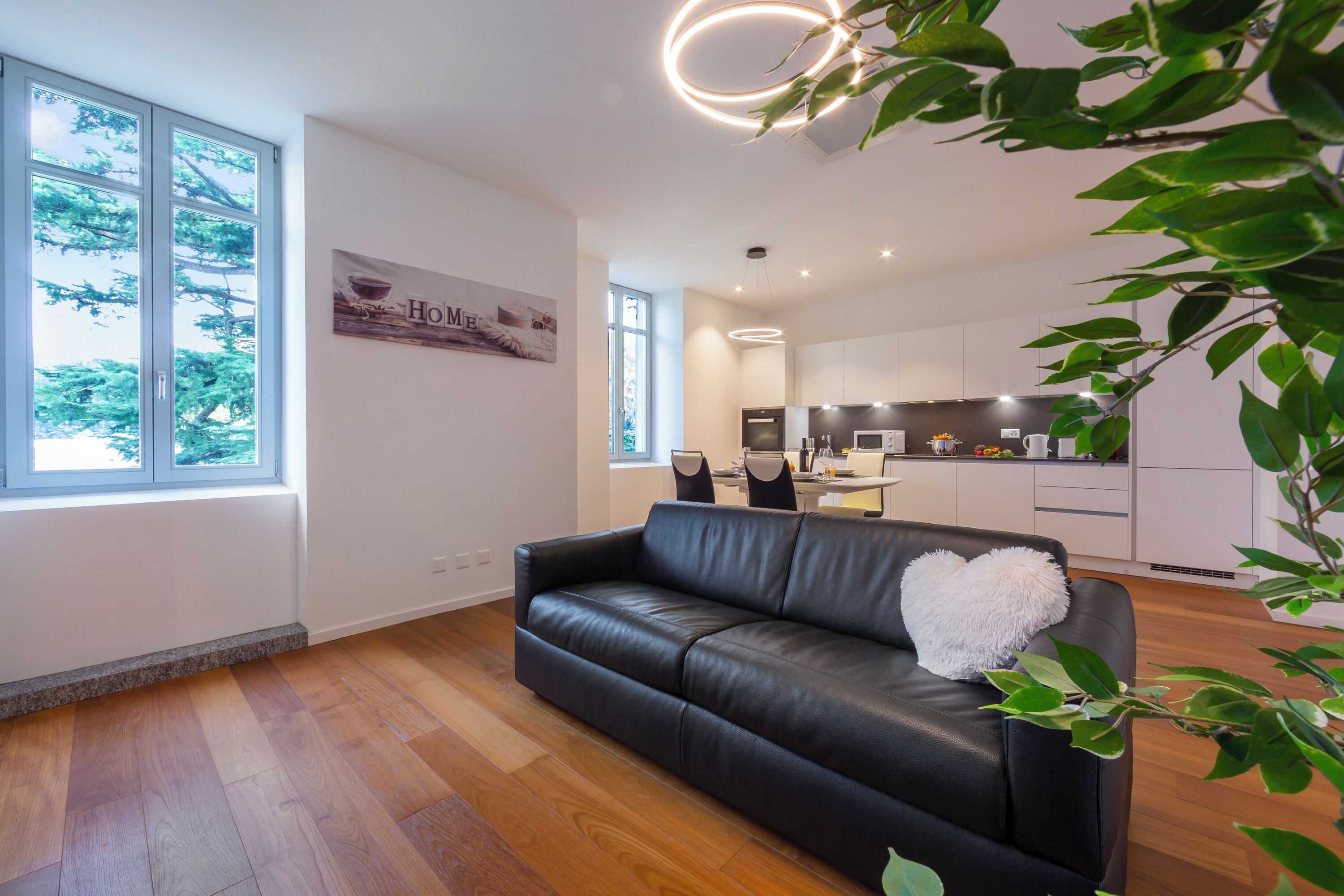 Familienapartment, Mehrere Schlafzimmer (Love of Lugano) | Wohnzimmer | 22-Zoll-Flachbildfernseher mit Digitalempfang, Fernseher