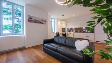 Familienapartment, Mehrere Schlafzimmer (Love of Lugano) | Wohnzimmer | 22-Zoll-Flachbildfernseher mit Digitalempfang, Fernseher
