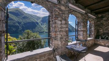 Familienapartment, Mehrere Schlafzimmer, 2 BĂ€der (Magic Gandria) | Terrasse/Patio