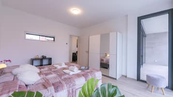 Family Apartment, 1 Bedroom (Magic Home) | 1 bilik tidur, seterika/papan seterika, Wi-fi percuma, cadar katil