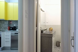 Fridge, microwave, oven, stovetop - 92 Campolide Apartment by Trip2Portugal (Lisboa)