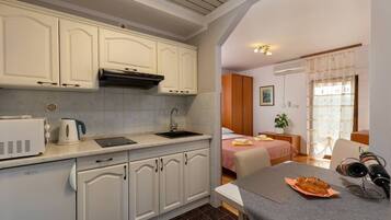 Fridge, microwave, stovetop, coffee/tea maker