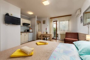 1 bedroom, WiFi, bed sheets - Apartments Kristina - Studio for 3 with terrace (Rovinj)