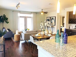 Apartamento, 2 quartos | Área de estar
