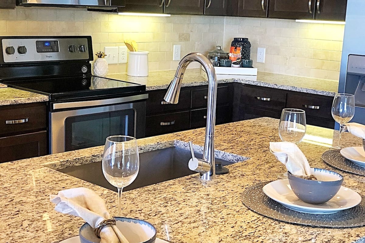 Apartment, 1 Bedroom | Private kitchen | Ice maker, paper towels