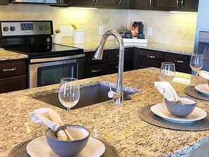 Apartment, 1 Bedroom | Private kitchen | Ice maker, paper towels