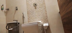 Shower, free toiletries, towels - Hotel Meriton (Mumbai)